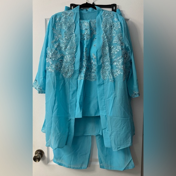 Elegant Blue Sparkly Embroidered 3-Piece Set - Picture 4 of 10
